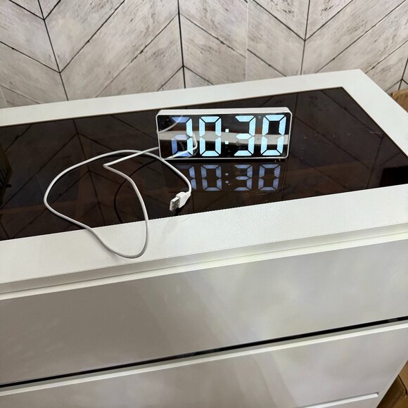 Electric Clock - Picture 1 of 2